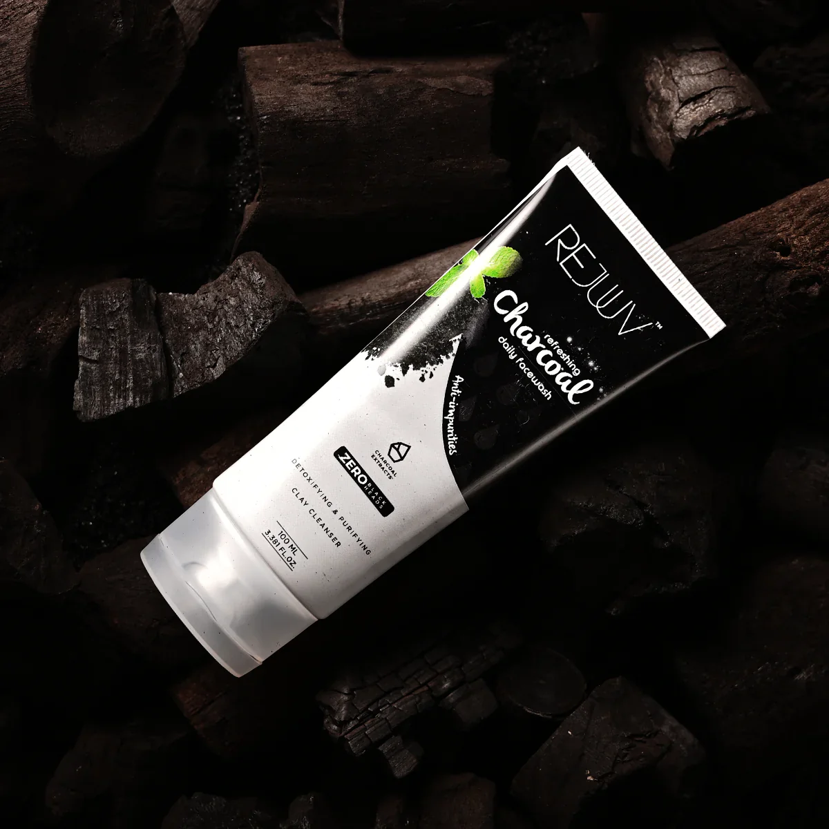 Rejuuv Refreshing Charcoal Daily Face Wash 100ml - Image 3